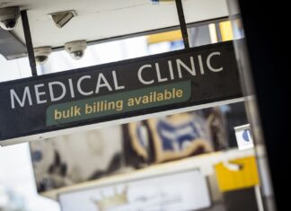 호주인들, 벌크빌링 GP 감소와 진료비 인상으로 환자 본인 부담금 증가 Signs like this are becoming increasingly scarce as bulk billing rates plummet. (Chris Hopkins)