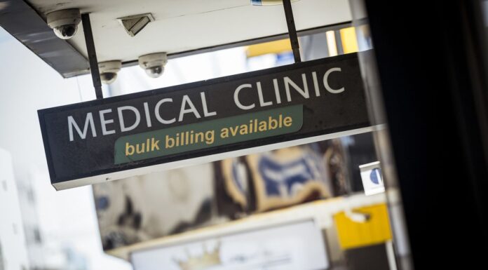 호주인들, 벌크빌링 GP 감소와 진료비 인상으로 환자 본인 부담금 증가 Signs like this are becoming increasingly scarce as bulk billing rates plummet. (Chris Hopkins)
