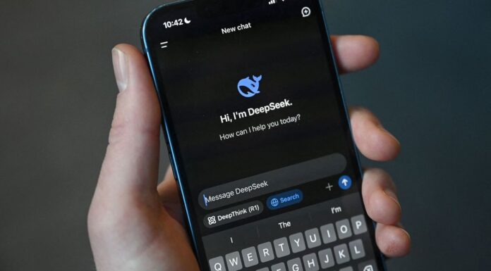 중국 충격적인 AI 진전, DeepSeek가 미국 주식 시장을 폭락시켜 This photo illustration shows the DeepSeek app on a mobile phone in Beijing. (Greg BakerAFPGetty Images via CNN Newsource)