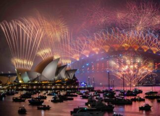 시드니 새해 전야, 10대 칼부림과 체포 The midnight Sydney New Year's Eve fireworks on Sydney Harbour, viewed from Mrs Macquarie's Chair on 1 January, 2025. (Wolter Peeters)