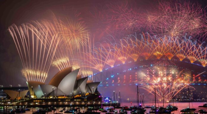 시드니 새해 전야, 10대 칼부림과 체포 The midnight Sydney New Year's Eve fireworks on Sydney Harbour, viewed from Mrs Macquarie's Chair on 1 January, 2025. (Wolter Peeters)