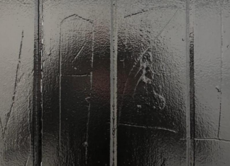 시드니 동부의 카페가 혐오 범죄의 대상이 되었다. The word 'Nazi' was carved into the back door of Tucker Cafe in Bellevue Hill. (NSW Police)