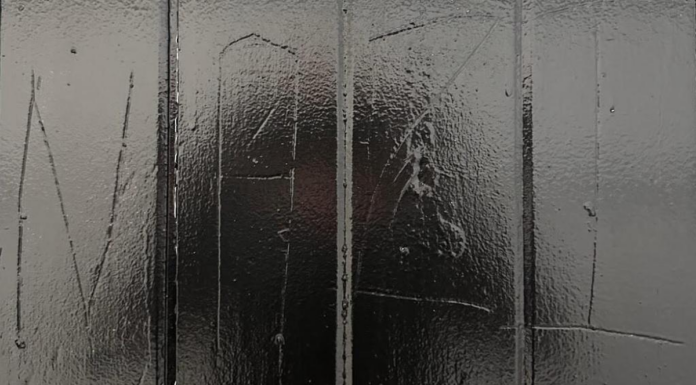 시드니 동부의 카페가 혐오 범죄의 대상이 되었다. The word 'Nazi' was carved into the back door of Tucker Cafe in Bellevue Hill. (NSW Police)