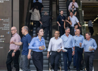 시드니 지역별 빈익빈 부익부 가속화 While part-time employment increased by 80,000 jobs, the number of full-time workers dropped by 23,700.CreditLouie Douvis