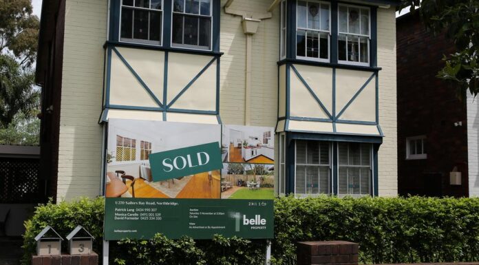 호주 시민들, 월 상환금 줄이려 은퇴까지 갚는 대출 고려 Aussies are willing to spend thousands more in interest to get some monthly mortgage relief Picture Newswire Gaye Gerard