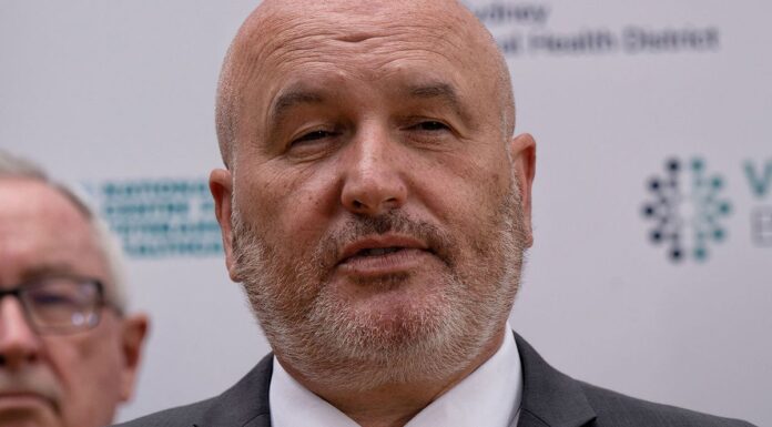 전 NSW 경찰장관, 바베큐 사고로 심한 화상 입어 David Elliott served in a series of senior cabinet positions in NSW parliament. (Nick Moir)