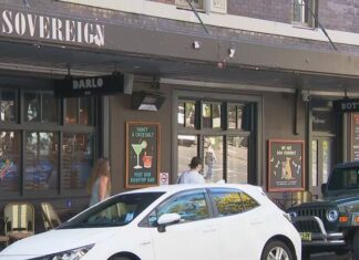 호주 퇴역 군인들 유대인 박물관 근처에서 나치 깃발을 펼친 후 기소 A military veteran regrets photographing his mate unfurling a flag with a Nazi swastika only a stone's throw from a Jewish museum, saying he's no antisemite. (Nine)