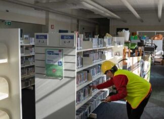 리스모어 도서관이 3년 만에 재개장 Richmond Tweed Acting Regional Library Manager Lucy Kinsley is seen here restocking the library in 2023 with books donated by Australia Post. (Australia Post)
