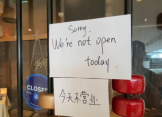 구정 이후 식중독 사고, 시드니 헤이마켓에 위치한 레스토랑 문 닫아 A sign apologising to customers seen yesterday. (Nine)