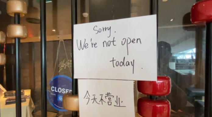 구정 이후 식중독 사고, 시드니 헤이마켓에 위치한 레스토랑 문 닫아 A sign apologising to customers seen yesterday. (Nine)