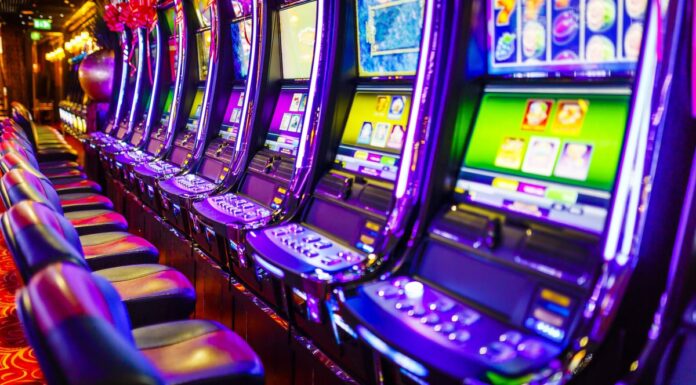 NSW 주민들 포커머신에, 지난해 86억 달러 잃어 NSW has hit record-high losses on poker machines, totaling over $8 billion in 2024. (Getty ImagesiStockphoto)