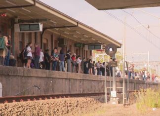 시드니 기차 서비스, 파업 중단으로 정상화 Crowded Sydney train stations as delays and cancellations rock the rail network on Friday, February 14. (9News)