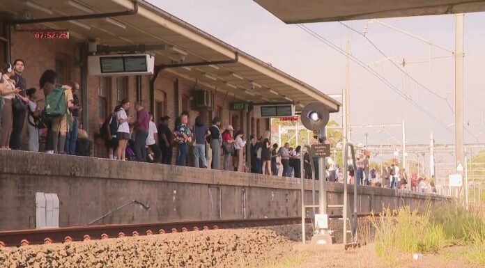 시드니 기차 서비스, 파업 중단으로 정상화 Crowded Sydney train stations as delays and cancellations rock the rail network on Friday, February 14. (9News)