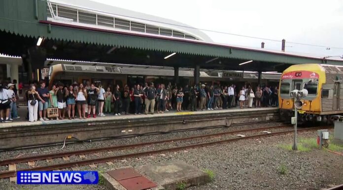 시드니 통근자들, 철도 노조의 법원 승소 후 며칠 동안 대규모 취소와 지연에 대비하라는 경고 The NSW govenment has warned the outlook for this week remains unpredictable. (Nine)