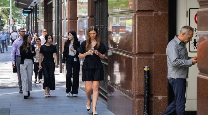 전문가들은 호주 전체 세금 시스템을 개편해야 한다고 주장 By international standards for developed countries, Australia is a low-taxing nation. (Louie Douvis)