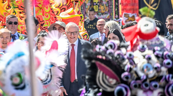 폐기된 500만 달러 ‘투자자 비자’ 부활하나! Prime Minister Anthony Albanese was flanked by dancing lions and a nipping snake as he joined the Lunar New Year festival and parade in Box Hill.CreditJustin McManus