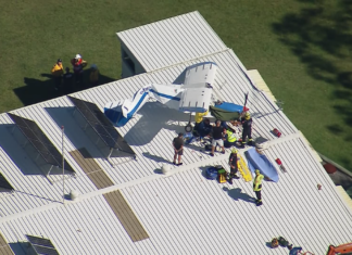 시드니, 경비행기 비행기 창고 지붕에 추락 A man has been injured after a light plane crashed on a hangar roof at Wedderburn Aerodrome in Sydney's southwest. (Nine)
