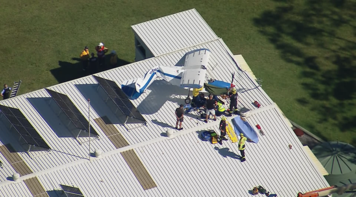 시드니, 경비행기 비행기 창고 지붕에 추락 A man has been injured after a light plane crashed on a hangar roof at Wedderburn Aerodrome in Sydney's southwest. (Nine)