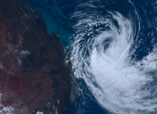 QLD, NSW 사이클론 알프레드: ‘강풍’, ‘폭우’, ‘홍수’ 주의… A satellite image shows Tropical Cyclone Alfred as it tracks south towards Brisbane. (Himawari 8)