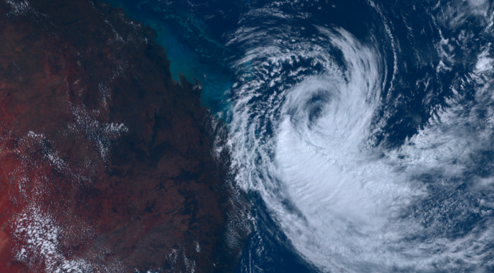QLD, NSW 사이클론 알프레드: ‘강풍’, ‘폭우’, ‘홍수’ 주의… A satellite image shows Tropical Cyclone Alfred as it tracks south towards Brisbane. (Himawari 8)