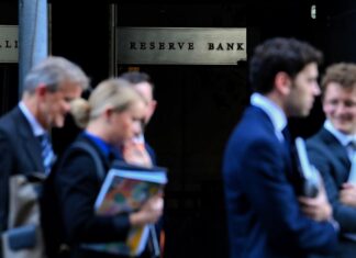 호주 금리가 어떻게 될 것이며, 언제 하락할 것인가? The Reserve Bank's forecasts assume rates will stay steady until mid-next year, then slowly decrease. (Kate Geraghty)