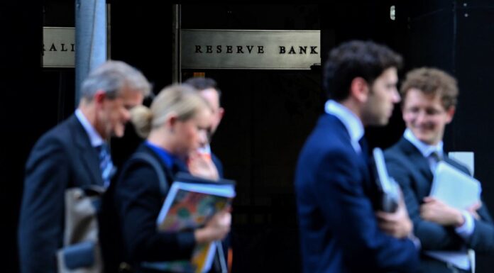 호주 금리가 어떻게 될 것이며, 언제 하락할 것인가? The Reserve Bank's forecasts assume rates will stay steady until mid-next year, then slowly decrease. (Kate Geraghty)