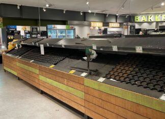 자연재해가 호주인들에게 실제로 얼마나 큰 손실을 입히고 있는가? Woolworths stores in Brisbane run out of stock as ex-tropical cyclone Alfred nears. (Nine)