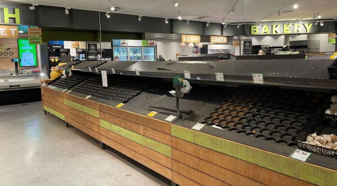 자연재해가 호주인들에게 실제로 얼마나 큰 손실을 입히고 있는가? Woolworths stores in Brisbane run out of stock as ex-tropical cyclone Alfred nears. (Nine)