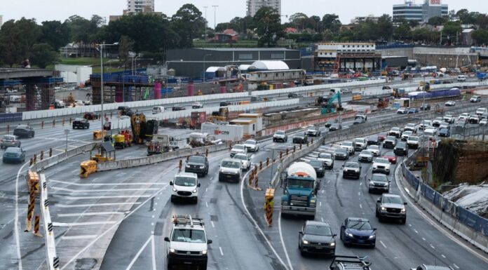 시드니, 거의 30년 만에 신규 도로 하버 크로싱 개통에 한걸음 더 가까워져 Construction of the Warringah Freeway. May 3, 2024 (Rhett Wyman SMH)
