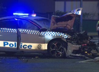 시드니 추격 중 경찰차, 메르세데스에 충돌…운전자 병원 이송 A police car crashed into a sedan during a pursuit in Bonnyrigg, Sydney. (9News)