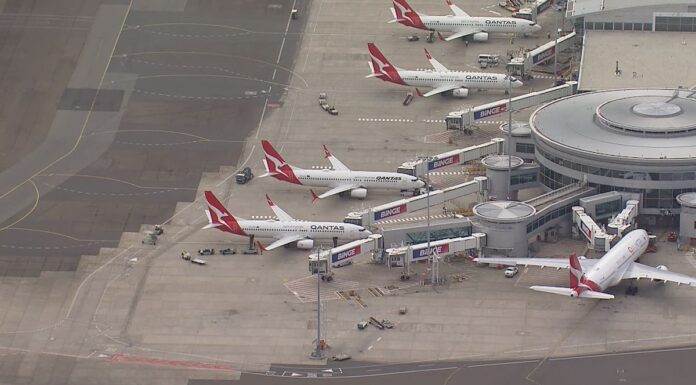 NSW, Snowy Hydro 2.0 건설 현장, 위험한 사고 후 작업 중단 Smoke was spotted in the cockpit shortly after takeoff. (9News)