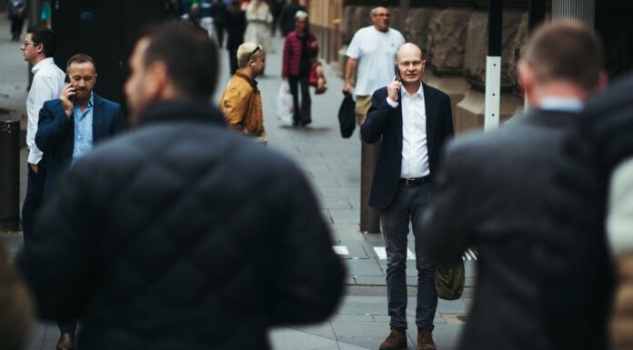 호주, 2년 만에 가장 강력한 GDP 성장률로 1인당 경제 침체에서 벗어나다 Australia has crawled out of a per-capita recession after the strongest quarter of economic growth in two years. (Dion GeorgopoulosSMH)