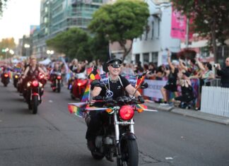 시드니 거리, 연례 마르디 그라 퍼레이드위한 인파로 북적 Huge crowds have lined the streets of Sydney for the 47th annual Gay and Lesbian Mardi Gras parade. (Dion Georgopoulos)