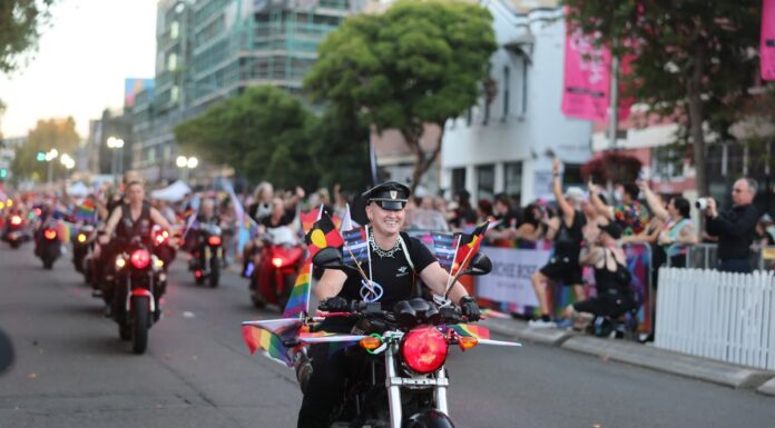 시드니 거리, 연례 마르디 그라 퍼레이드위한 인파로 북적 Huge crowds have lined the streets of Sydney for the 47th annual Gay and Lesbian Mardi Gras parade. (Dion Georgopoulos)