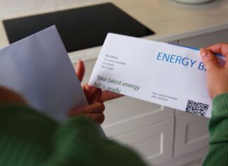NSW 아파트 거주자, 2500만 달러 태양광 패키지로 에너지 비용 600달러 절감 The federal government has allocated $25 million to help eligible owners' corporations and strata managers install shared rooftop solar systems on apartments. (Nine)