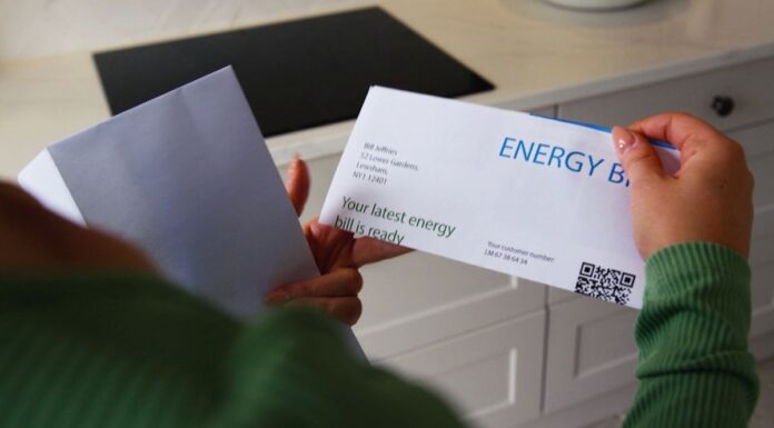 NSW 아파트 거주자, 2500만 달러 태양광 패키지로 에너지 비용 600달러 절감 The federal government has allocated $25 million to help eligible owners' corporations and strata managers install shared rooftop solar systems on apartments. (Nine)