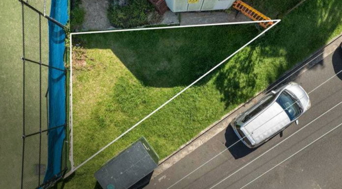 시드니 인기있는 동네 땅이 60,000불에 판매? It's up for sale with an initial asking price of $50,000. (9News)