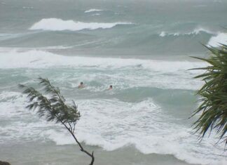 NSW 바이런 베이에서 배낭여행객 사이클론 속에도 바다 수영 Locals on the shore called NSW Police and the Westpac rescue helicopter was put on standby. (Nine)