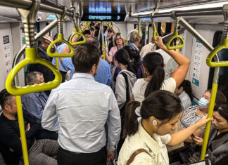 아침 러시아워 가장 바쁜 시드니 지하철역 노스 웨스트 메트로 마틴 플레이스 A city-bound peak hour service on the M1 metro line between Crows Nest and the CBD on Monday morning. CreditNick Moir