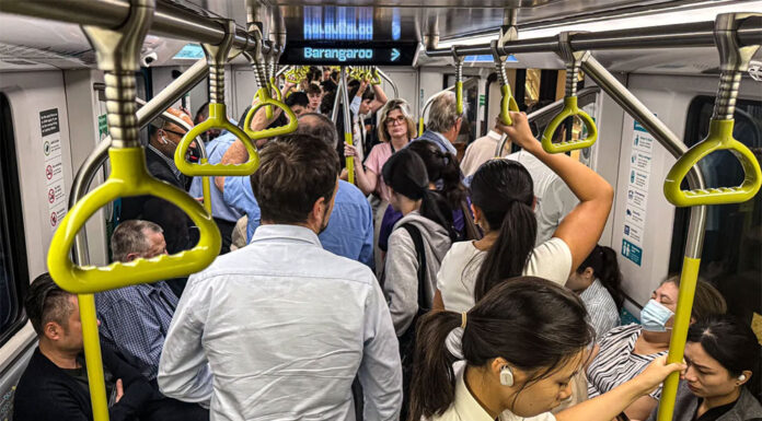 아침 러시아워 가장 바쁜 시드니 지하철역 노스 웨스트 메트로 마틴 플레이스 A city-bound peak hour service on the M1 metro line between Crows Nest and the CBD on Monday morning. CreditNick Moir