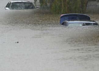 사이클론 알프레드로 폭우로 홍수 주의 경고..밤새 35만 채 정전 Flooded cars at Edmondstone Street in Newmarket in Brisbane. (Getty)