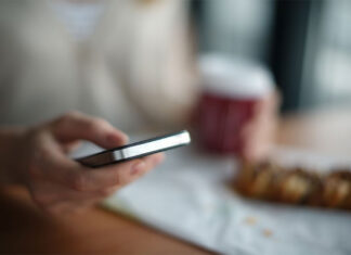 초등학교 스마트폰 ‘노우’ 동맹결의 확산 andrej lisakov_unsplash