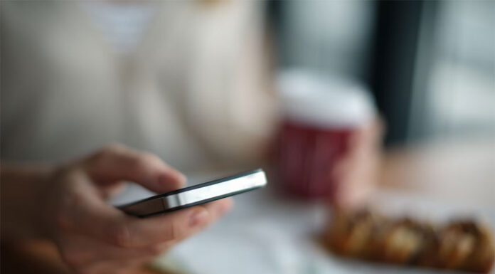 초등학교 스마트폰 ‘노우’ 동맹결의 확산 andrej lisakov_unsplash