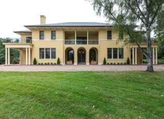 피터 더튼의 시드니 거주 계획에 대한 논란 The Lodge in Canberra. (photo by Steve Keough)