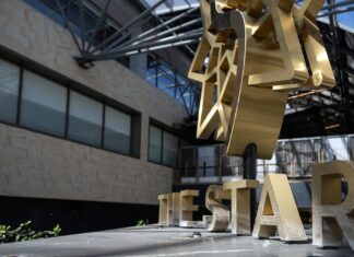 호주 스타 엔터테인먼트, 미국 카지노 기업으로부터 3억 달러 긴급 지원 The Star has been bailed out by a $300 million funding lifeline. (AFRLouie Douvis)