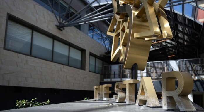 호주 스타 엔터테인먼트, 미국 카지노 기업으로부터 3억 달러 긴급 지원 The Star has been bailed out by a $300 million funding lifeline. (AFRLouie Douvis)