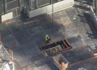 호주 시드니 맥쿼리 파크 공사 현장서 20대 남성 추락 사고 The man fell through a deck at a worksite before 11am. (9News)