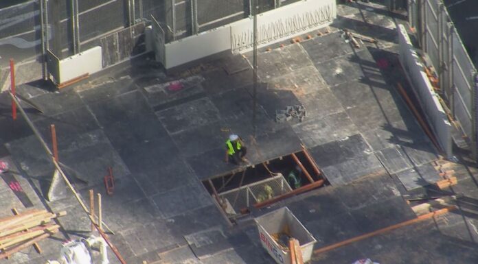 호주 시드니 맥쿼리 파크 공사 현장서 20대 남성 추락 사고 The man fell through a deck at a worksite before 11am. (9News)