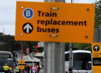 시드니 기차 노선, 수개월간 운행 중단 Trains will be replaced with fee-free buses four thousands. (Kate Geraghty)
