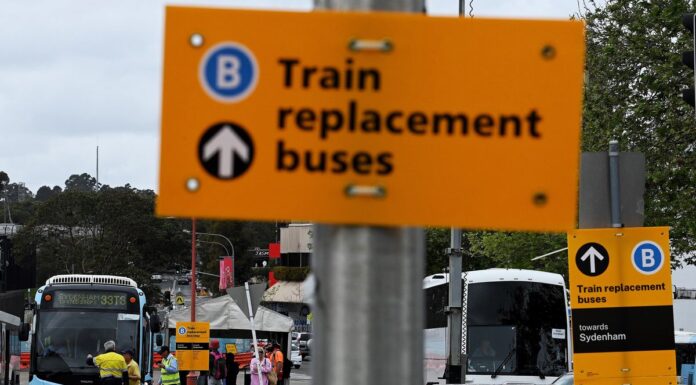 시드니 기차 노선, 수개월간 운행 중단 Trains will be replaced with fee-free buses four thousands. (Kate Geraghty)